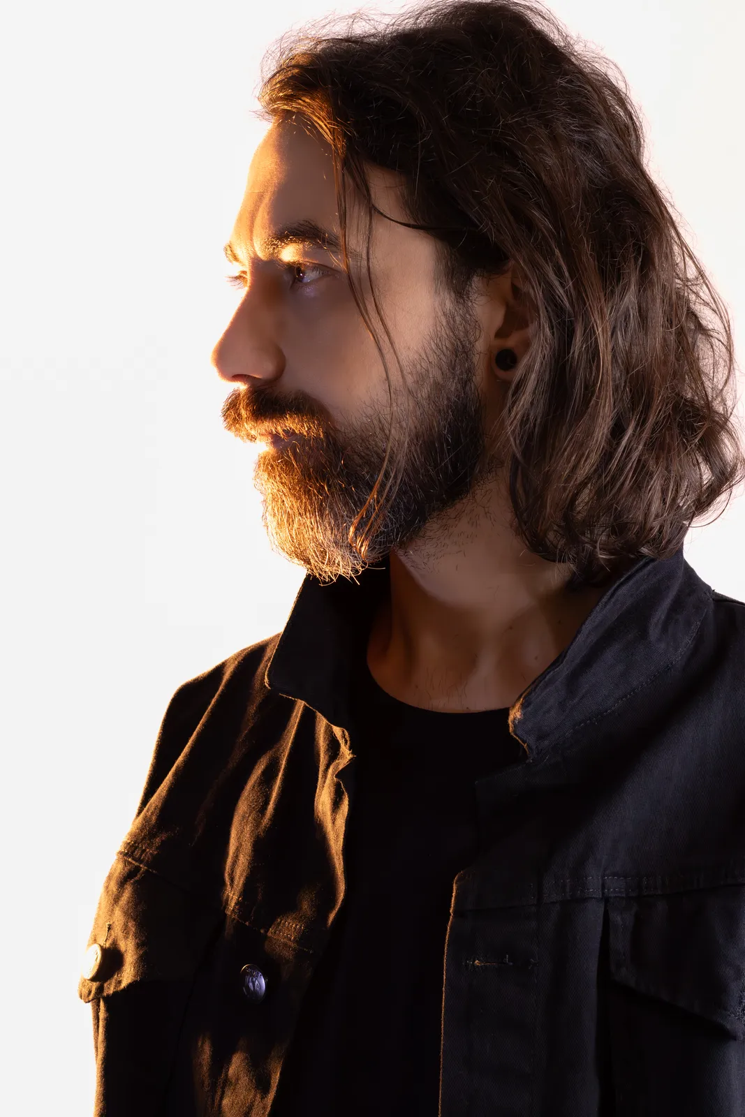 Retrato de Ivan Mizanzuk em meia-luz